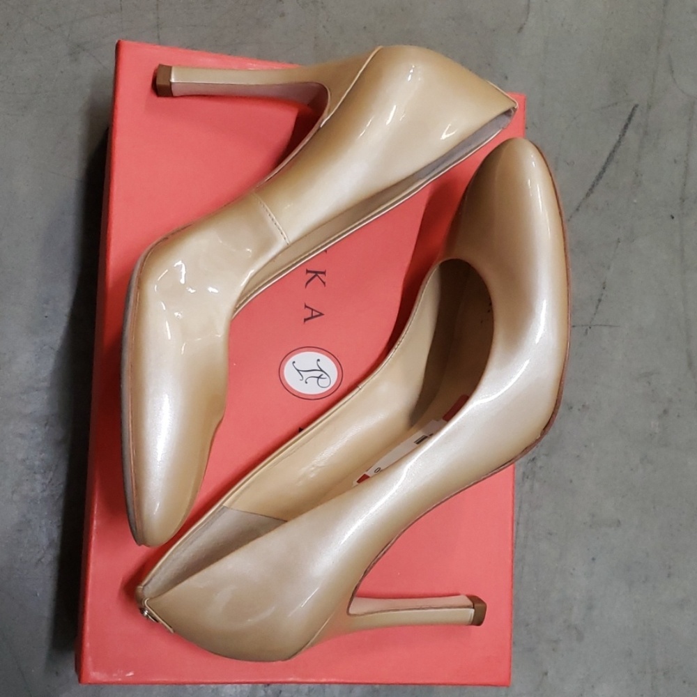 Super comfortable and classy pumps